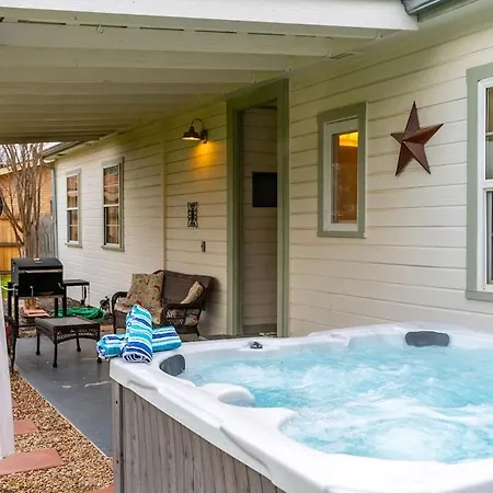 Longhorn Lodge - Fire Pit & Hot Tub